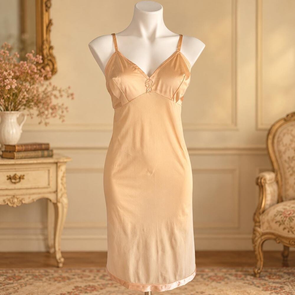 Vintage Vanity Fair 1970s Champagne Nylon Full Slip Embroidered Floral Size 40